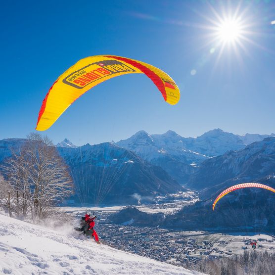 Paraglider starten im Winter Richtung Interlaken