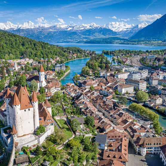 Luftaufnahme der Stadt Thun mit Schloss, Aare und Thunersee