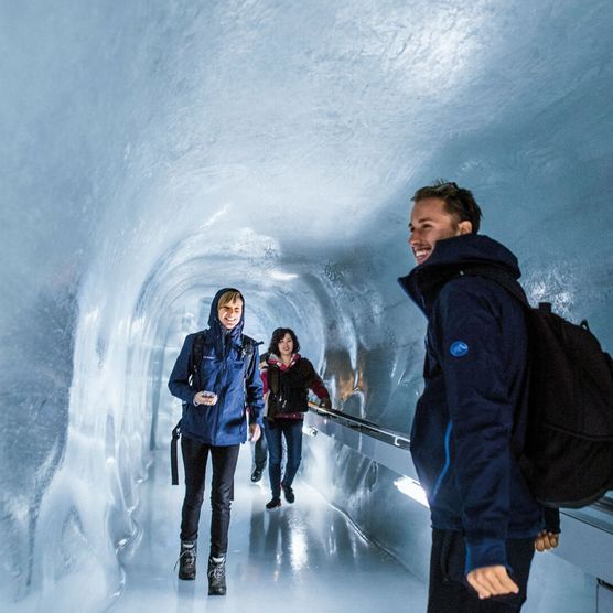 Hellblauer Eispalast auf dem Jungfraujoch - Top of Europe