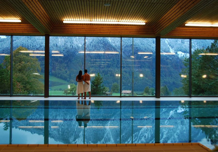 Im Hallenbad in Aeschi geniesst du nicht nur die Entspannung, sondern auch Panoramaaussichten.