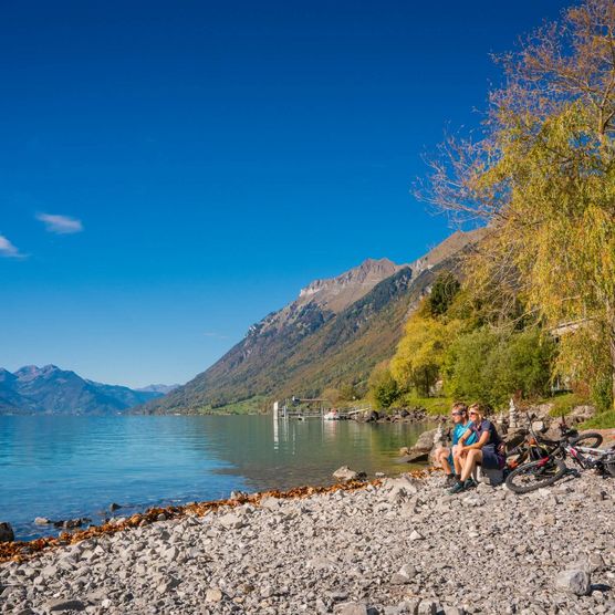 Biker Paar macht am Ufer des Brienzersees eine Pause