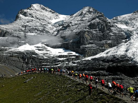 Läufer unterwegs Richtung Kleine Scheidegg vor eindrücklicher Bergkulisse