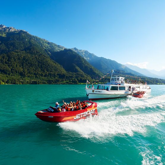 Zwei Jetboats und die MS Iseltwald auf dem türkisen Brienzersee