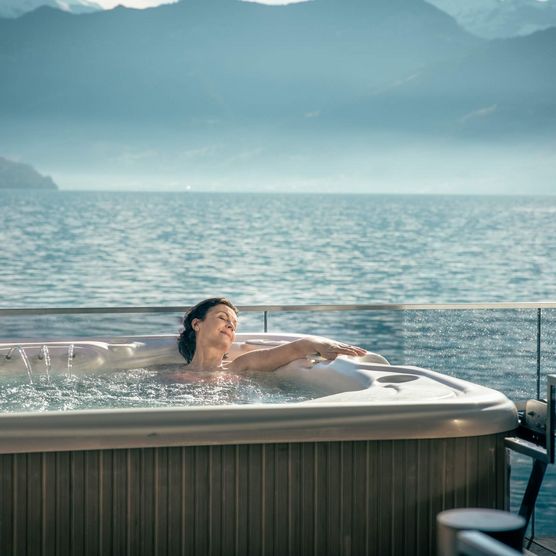 Frau entspannt sich in Whirlpool am See im Parkhotel Gunten