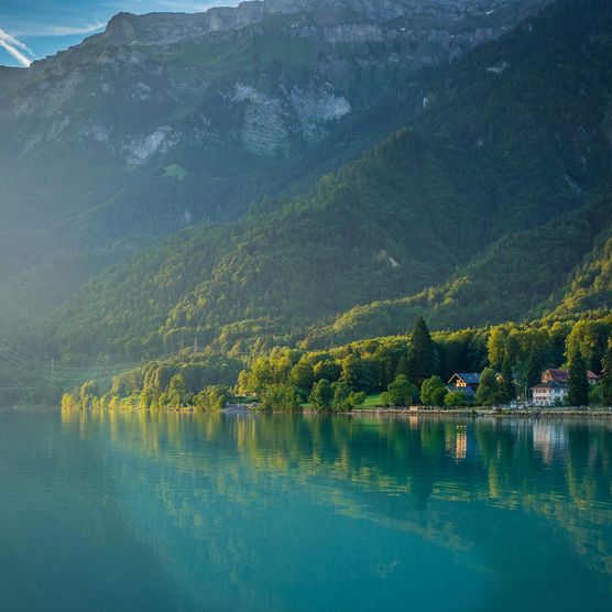 Lichtspiele am Quai in Bönigen. Das Dorf fügt sich perfekt zwischen See, grünen Wäldern und der Bergflanke im Hintergrund ein.