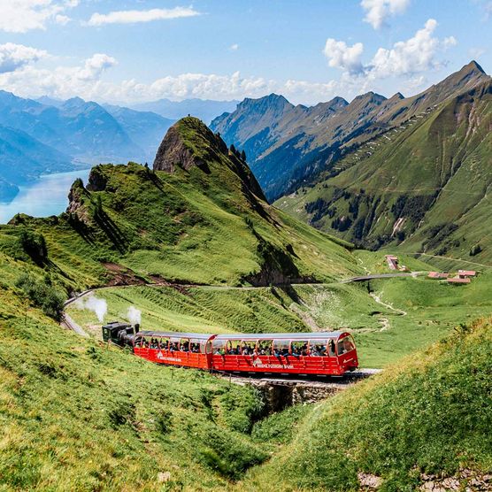 Komposition der Brienz Rothorn Bahn auf dem letzten Streckenabschnitt vor Rothorn Kulm