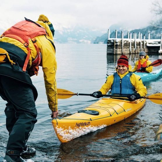 Einstieg in den Brienzersee für eine Kajak Fahrt im Winter