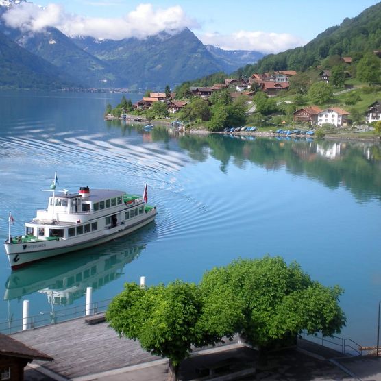 Ein Schiff legt an der idyllischen Schiffländte im Dorf Oberried an