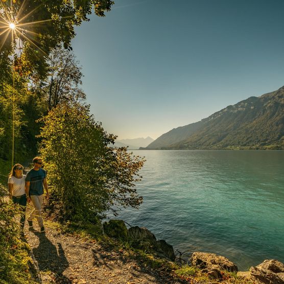 Ein Paar wandert entlang des Uferwegs in Iseltwald im Herbst