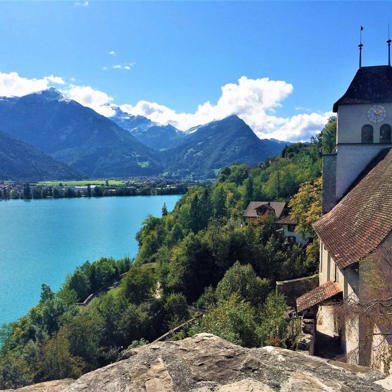 Historische Bauwerke im Dorf Ringgenberg mit Ausblick über den Brienzersee