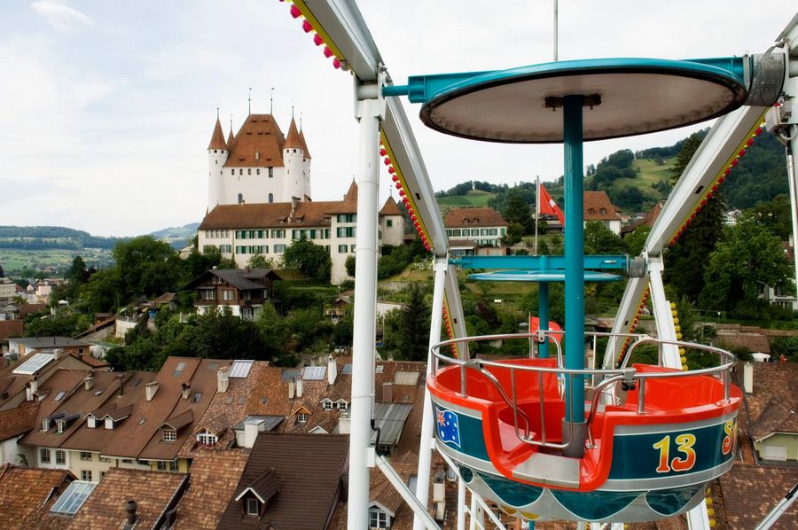 Aussicht aus einer Gondel auf dem Riesenrad am Thunfest mit Blick auf das Schloss Thun